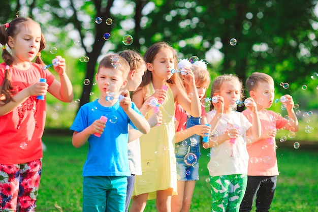 Groupe D'enfants Soufflant Des Bulles De Savon