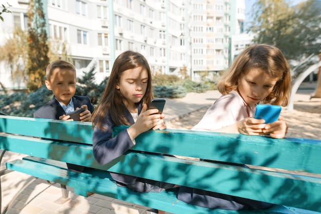 Groupe d'enfants avec téléphones portables