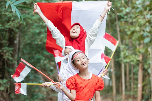 Groupe d'enfants tenant un drapeau