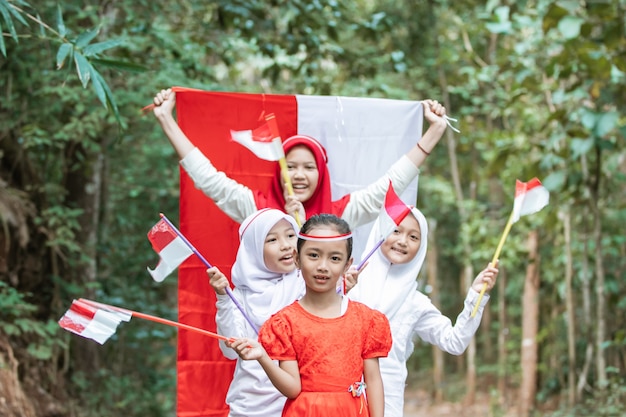 Groupe d'enfants tenant un drapeau