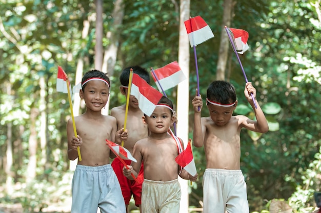 Groupe d'enfants tenant un drapeau