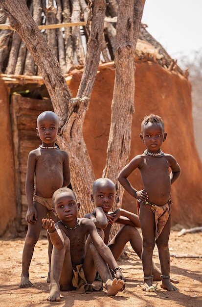 Un groupe d'enfants de la tribu Himba Namibie