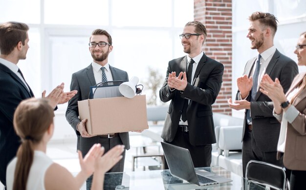 Le groupe d'entreprises accueille le nouvel employé avec des applaudissements