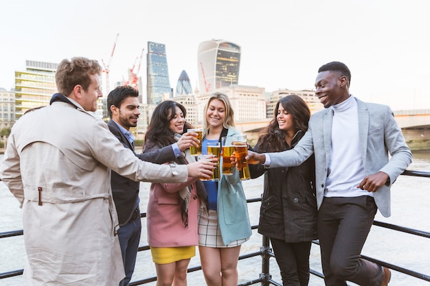 Groupe d&#39;entreprises buvant de la bière après le travail à Londres