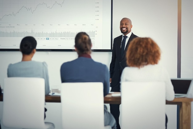 Photo groupe d'entreprises et homme noir avec une présentation finances et commentaires avec planification et examen de la croissance des bénéfices personnel de formation d'entreprise et présentateur avec tableaux financiers et rapport boursier