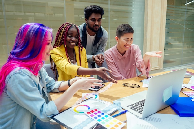 Groupe d'entreprises multiracial travaillant dans un bureau moderne.