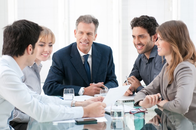 Groupe d'entreprises de personnes discutant et travaillant ensemble au bureau