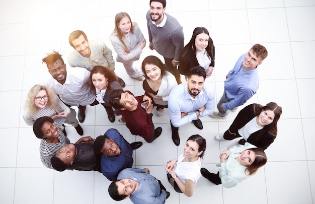 Groupe d'entreprises prospères multiculturelles levant les yeux dans un couloir de bureau