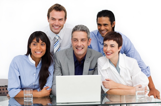 Groupe d&#39;entreprises souriant à l&#39;aide d&#39;un ordinateur portable