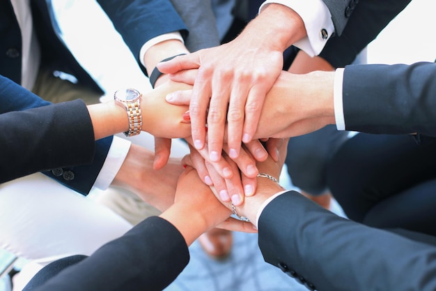 Groupe d'équipe d'hommes d'affaires se touchant les mains. Mise au point sélective.