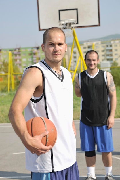 groupe d'équipe de joueurs de basket-ball posant sur un terrain de streetbal à la ville tôt le matin