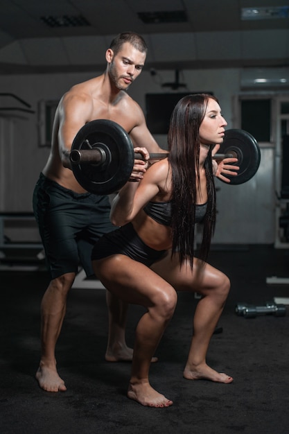 Groupe avec équipement de musculation haltère sur gym sport.