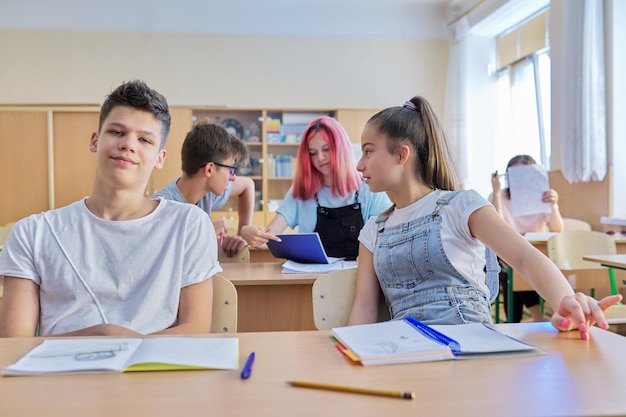 Groupe d'étudiants adolescents en classe assis à leur bureau