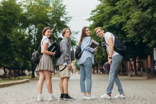 Groupe d'étudiants adolescents debout à l'extérieur