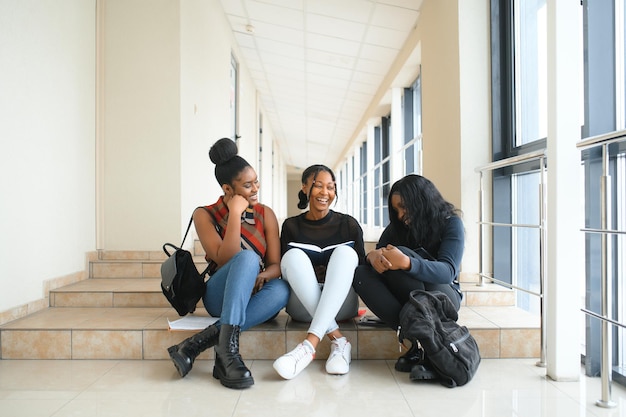 Photo groupe d'étudiants afro-américains attrayants sur le campus