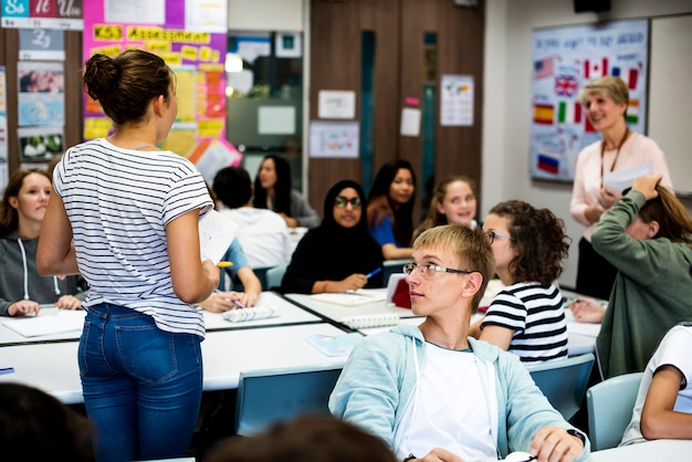 Groupe d&#39;étudiants apprenant en classe