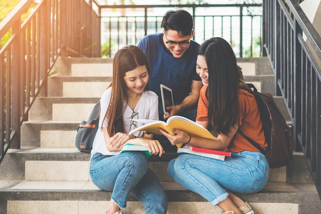 Groupe d&#39;étudiants asiatiques à l&#39;aide de tablette et téléphone mobile