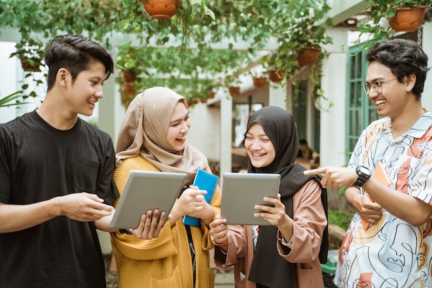 Groupe d'étudiants asiatiques discutant ensemble