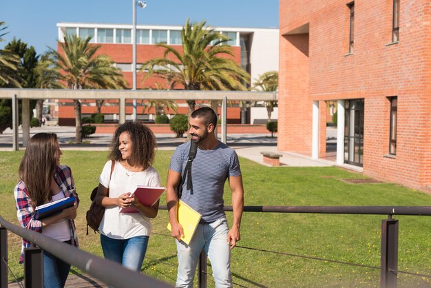 Groupe d'étudiants assis sur le campus de l'école