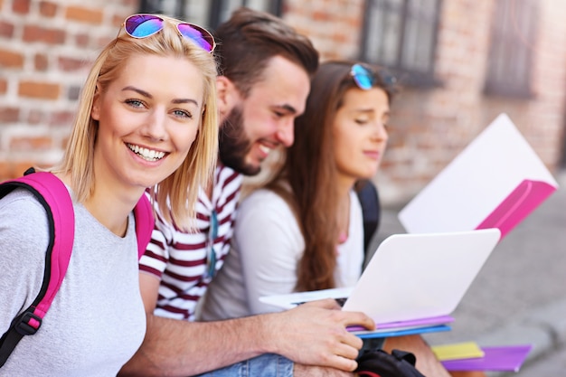 groupe d'étudiants assis sur le campus