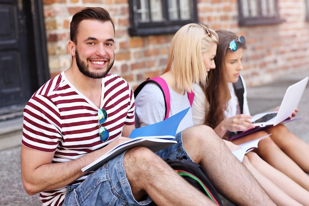 groupe d'étudiants assis sur le campus