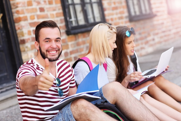 groupe d'étudiants assis sur le campus