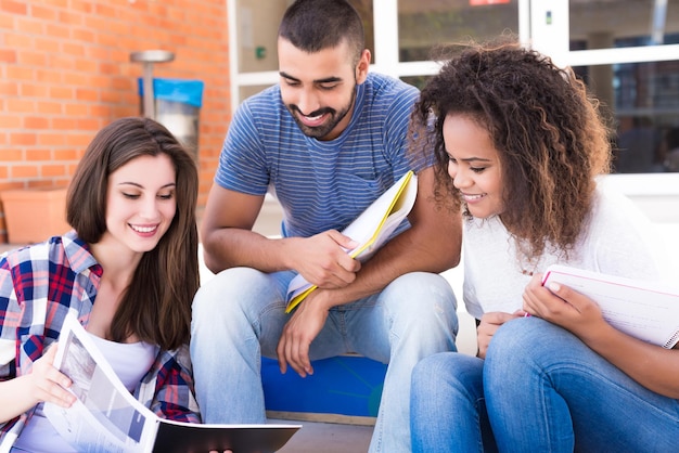 Groupe d'étudiants assis sur les escaliers de l'école