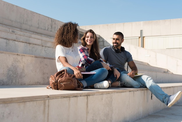 Groupe d'étudiants assis sur les escaliers de l'école