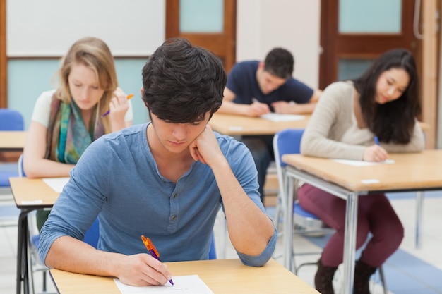 Photo groupe d'étudiants assis un examen