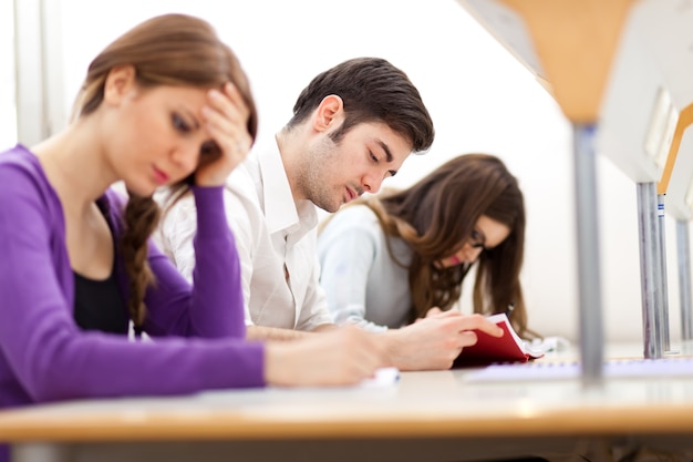 Groupe d&#39;étudiants au travail dans une bibliothèque