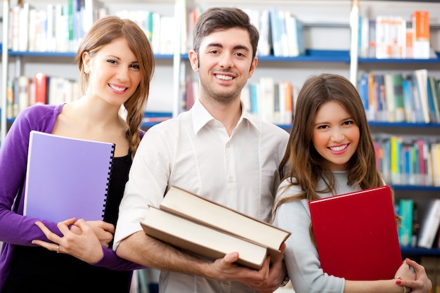 Groupe d&#39;étudiants dans une bibliothèque