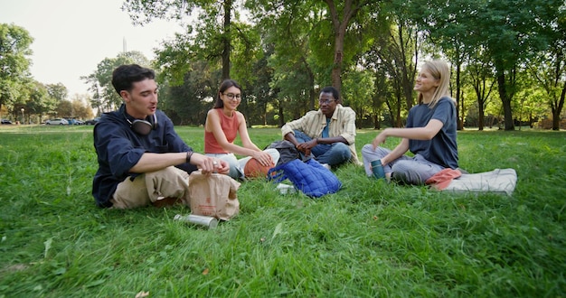 Un groupe d'étudiants dans le parc