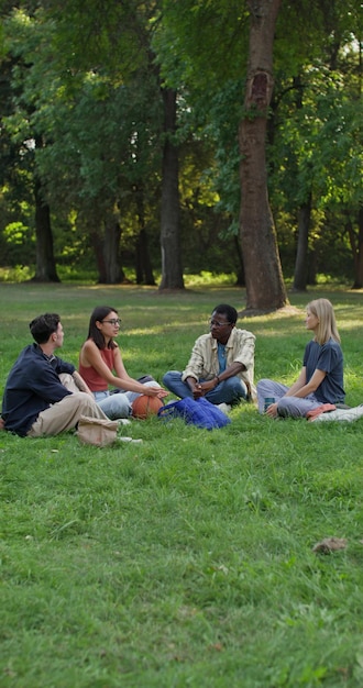 Un groupe d'étudiants dans le parc