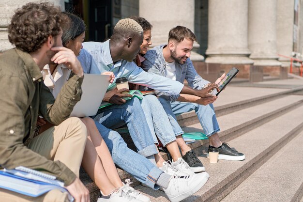 Groupe d'étudiants discutant d'un projet de groupe