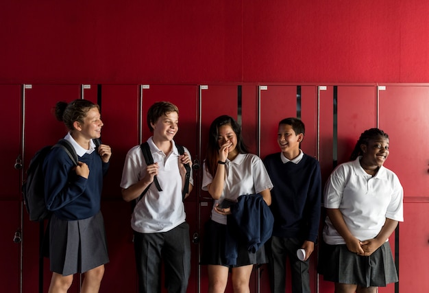 Groupe d&#39;étudiants divers debout près du casier