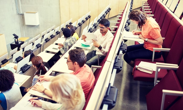 Photo un groupe d'étudiants écrivant un test dans une salle de conférence