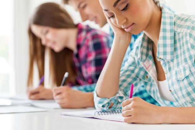 Photo groupe d'étudiants écrivant le test d'examen