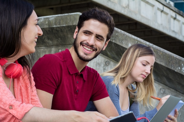 Groupe d&#39;étudiants étudient ensemble à l&#39;extérieur