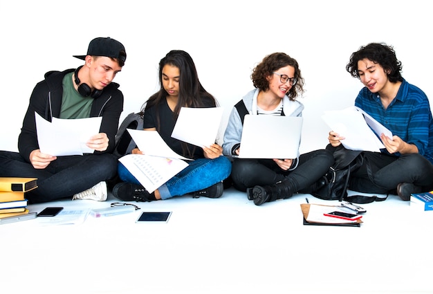 Groupe d'étudiants faisant des recherches