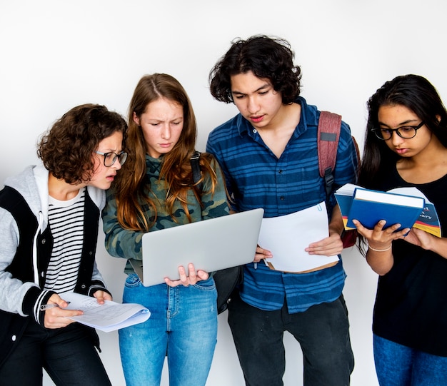 Groupe d'étudiants faisant des recherches