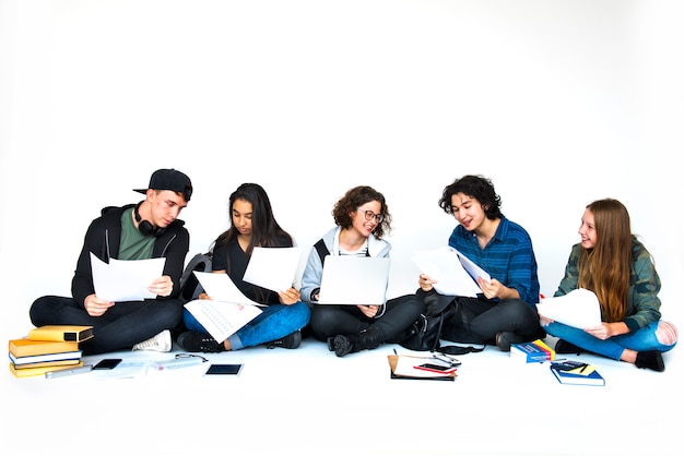 Groupe d'étudiants faisant des recherches