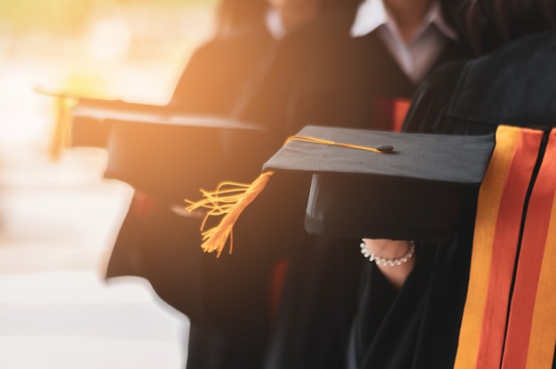 Le Groupe D’étudiants Finissants Portait Un Chapeau Noir, Chapeau Noir, Lors De La Cérémonie De Remise Des Diplômes à L’université.