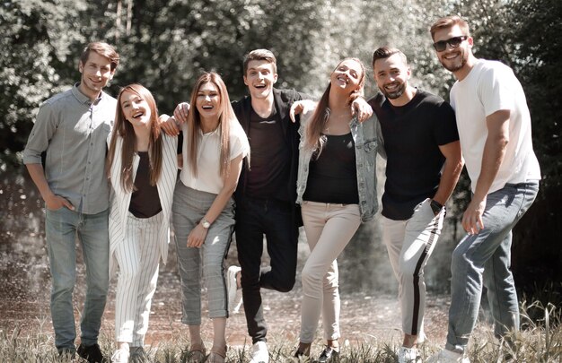 Groupe d'étudiants sur le fond du parc de la ville