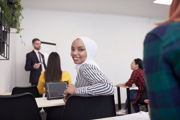 groupe d'étudiants en formation commerciale en classe ou en présentation