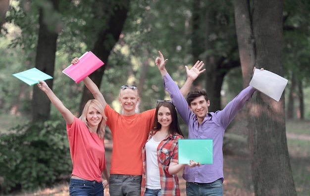 Groupe d'étudiants heureux dans le parc de la ville