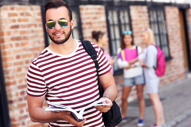 groupe d'étudiants heureux étudiant à l'extérieur