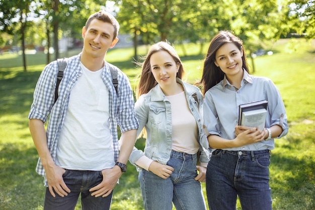 Photo groupe d'étudiants heureux en plein air