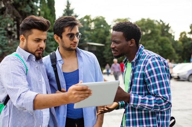 Le groupe d'étudiants indiens aide votre camarade de classe à naviguer