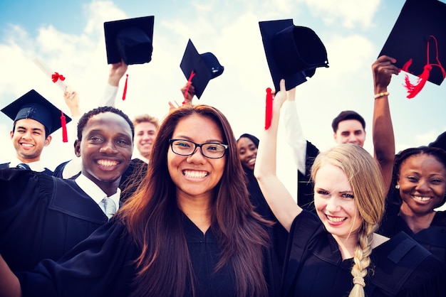 Groupe d&#39;étudiants internationaux divers célébrant l&#39;obtention du diplôme