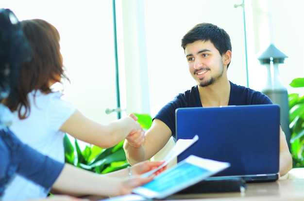 Groupe d'étudiants joyeux